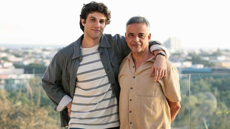 Mavi (Chay Suede) e aquele que ele acredita ser seu pai, Nahum (Ângelo Antônio) (Imagem: Divulgação/TV Globo/Manoella Mello)