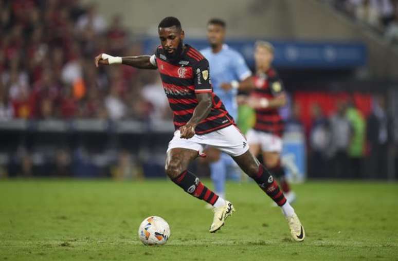 Gerson leva a bola durante o jogo entre Flamengo e Bolívar