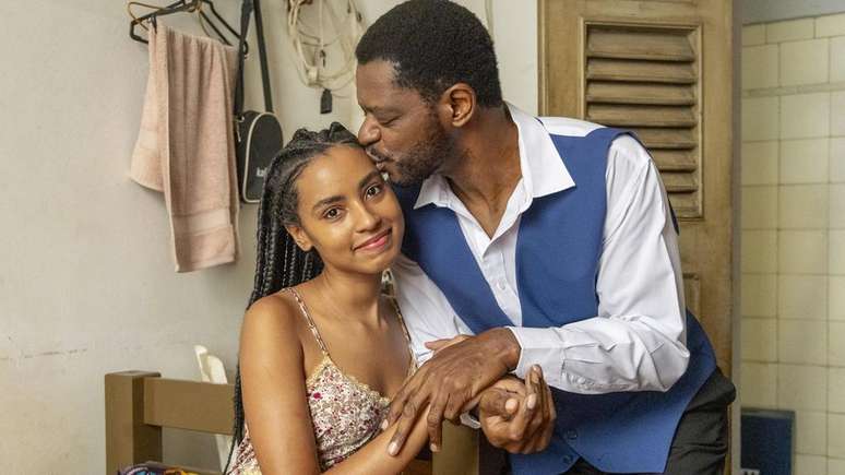 Viola (Gabz) e o pai de criação Marcel (Bukassa Kabengele) em Mania de Você (Imagem: Divulgação/TV Globo/Beatriz Damy)