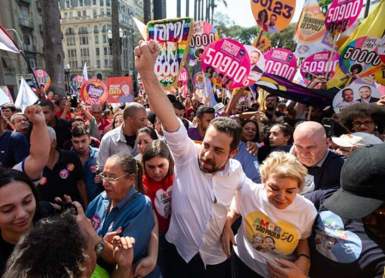 O deputado federal e candidato pelo PSOL Guilherme Boulos realiza caminhada em calçadão na região central de São Paulo