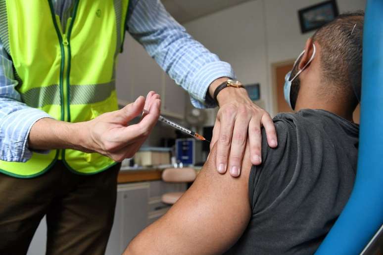 Homem recebe vacina de mpox em Paris
 27/7/2022   Alain Jocard/Pool via REUTERS