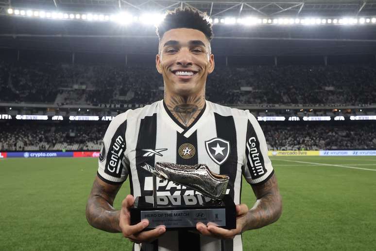 Igor Jesus com o prêmio de melhor em campo. 