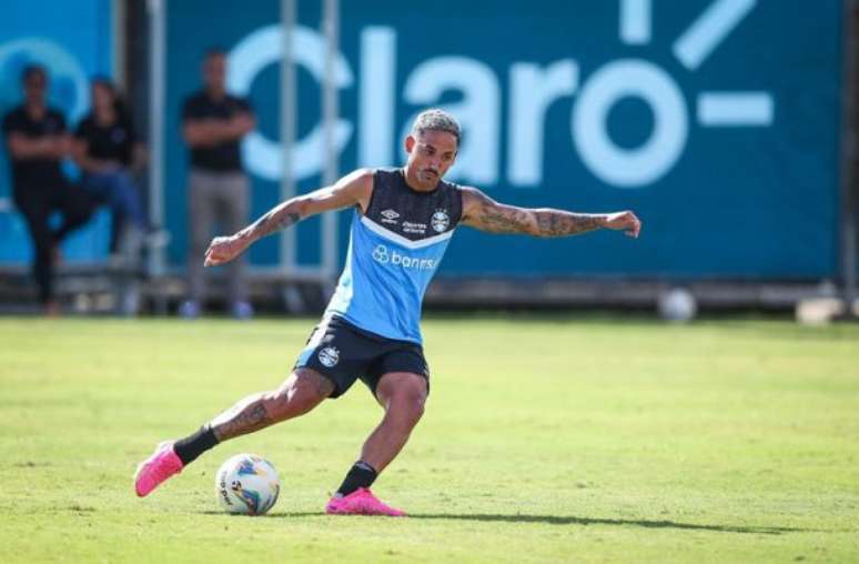 Jhonata Robert durante treino do Grêmio –