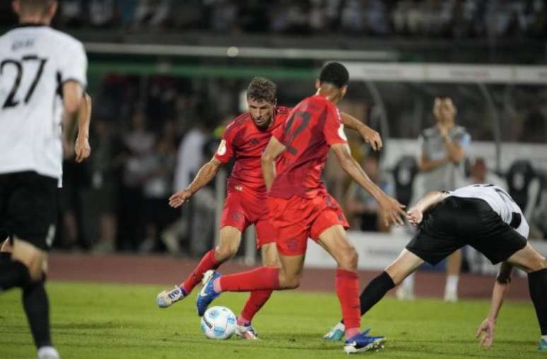 Thomas Müller finaliza para fazer o primeiro gol do Bayern sobre o Ulm, pela Copa da Alemanha