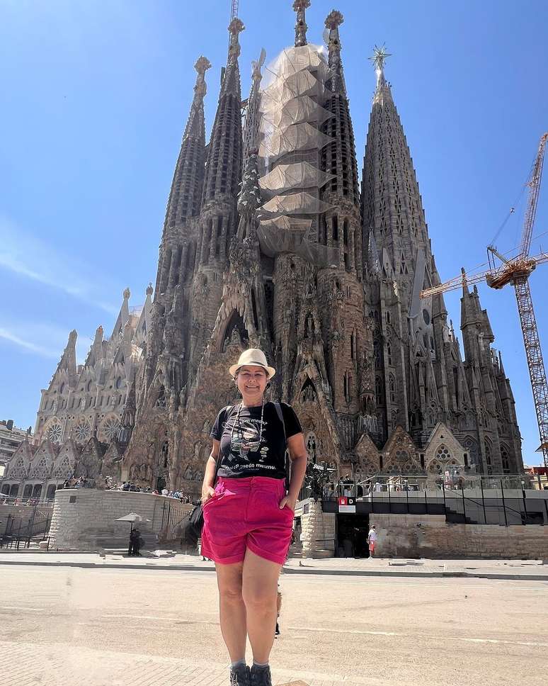 Pose diante da igreja Sagrada Família, em Barcelona: "A vida é curta para perder tempo se aborrecendo com a opinião dos outros"