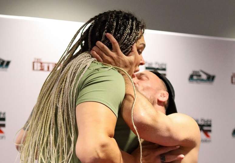 Gabi Garcia é beijada à força em encarada