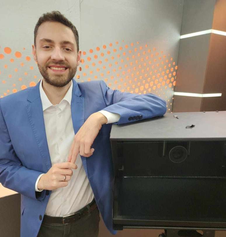 O apresentador Vitor Brown estar&aacute; &agrave; frente de um time de comentaristas no 'Jornal da Oeste'