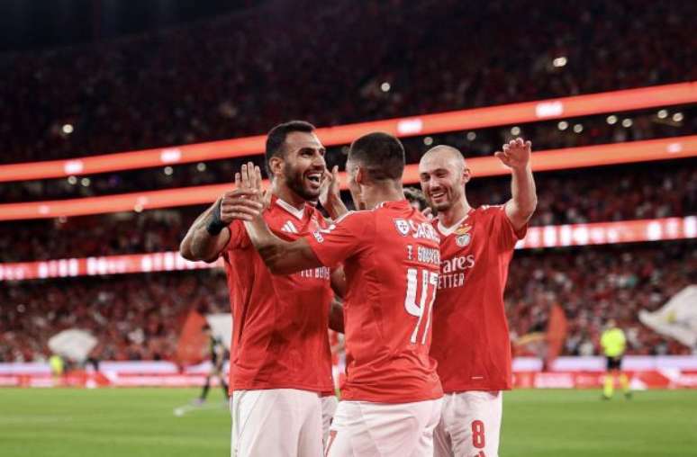 Jogadores do Benfica comemoram o gol marcado por Vangelis Pavlidis na vitória sobre o Casa Pia –