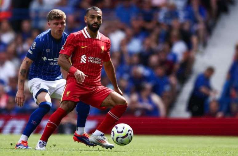 Mohamed Salah, agora de cabeça quase raspada, domina a bola e leva o Liverpool ao ataque diante do Ipswich