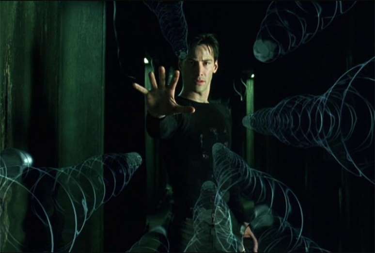 “Matrix” deixou uma marca indelével na cultura pop com suas referências e estética icônicas. O filme influenciou a moda, a música e a linguagem, tornando-se um símbolo dos anos 90, além de ser uma referência de CGI.