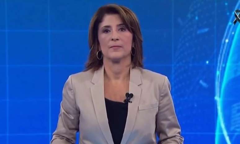 Simone Queiroz entra ao vivo no SBT para noticiar a morte de Silvio Santos 