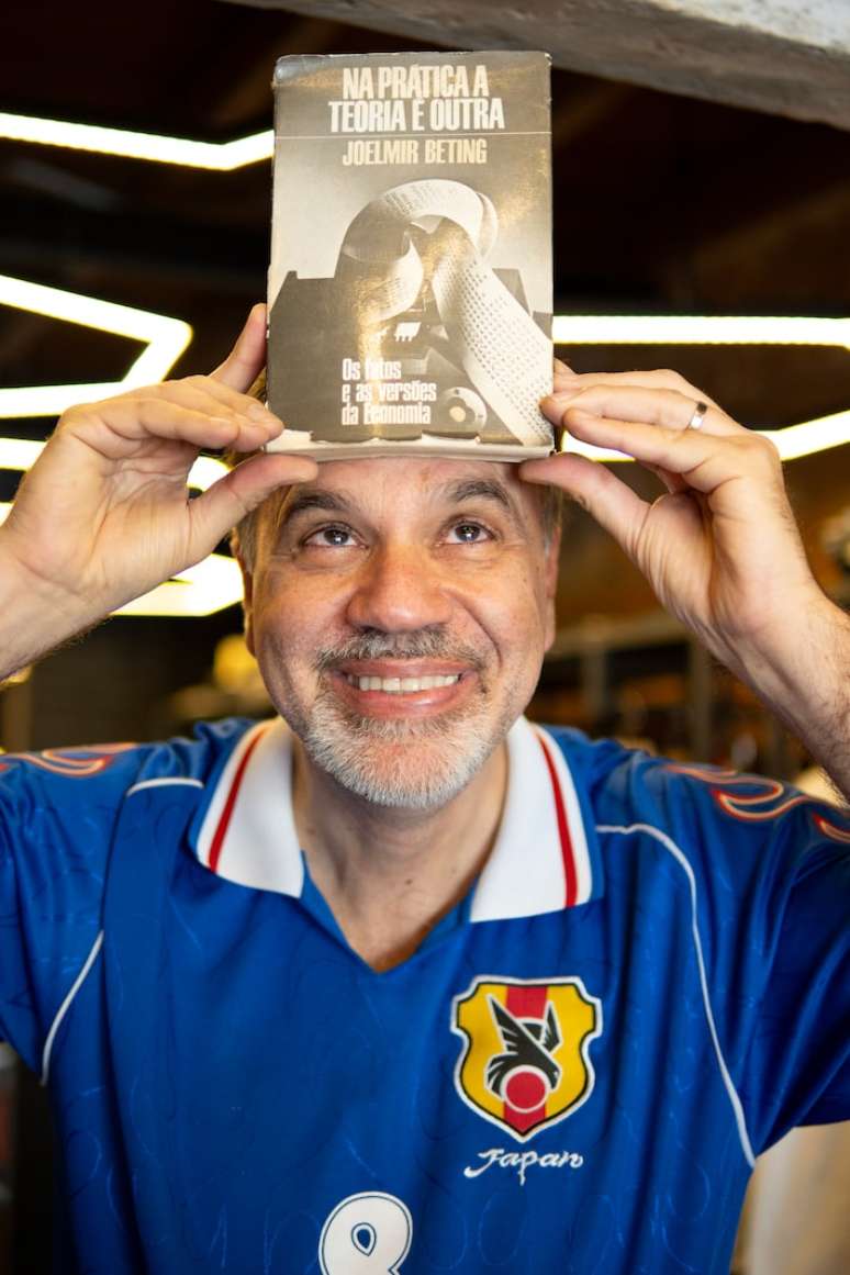 Mauro Beting com o livro do pai, Joelmir Beting