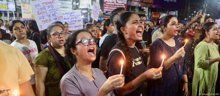 "Retomar a noite": mulheres fazem vigília na Índia em protesto contra a violência de gênero após brutal assassinato de médica em hospital