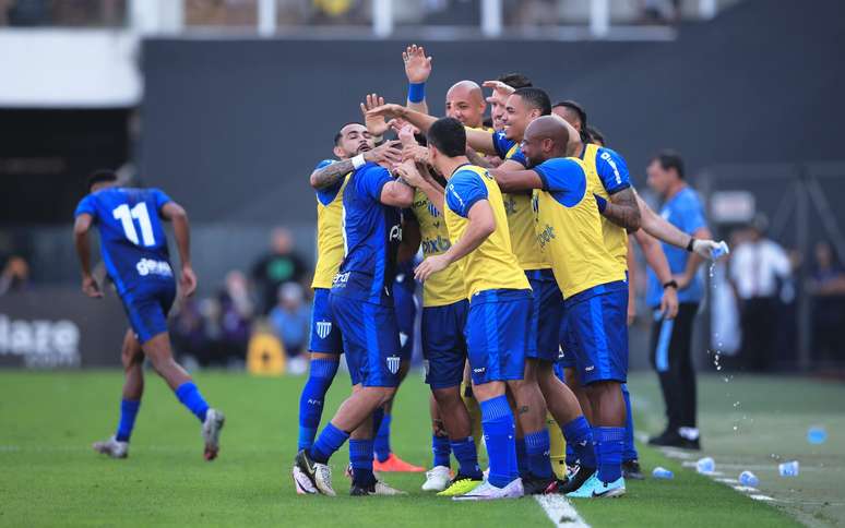 Equipe do Avaí comemora gol contra o Santos