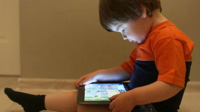 O uso frequente dos tablets pode criar um ciclo que afeta a saúde emocional infantil, causando raiva