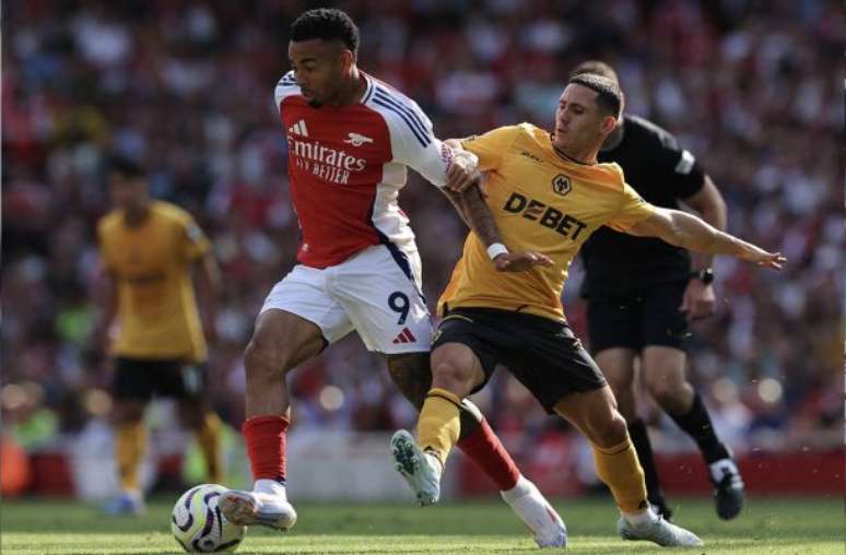 Momento em que Gabriel Jesus foi apalpado no duelo entre Arsenal e Wolverhampton pela Premier League –