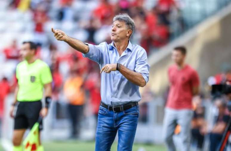 Renato Gaúcho na beira de campo na partida entre Grêmio e Bahia.