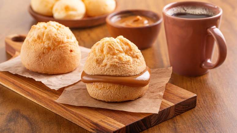 Pão de queijo com doce de leite – Foto: ShutterStock