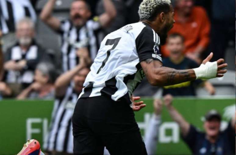 Joelinton marca, e Newcastle vence na estreia no Inglês –