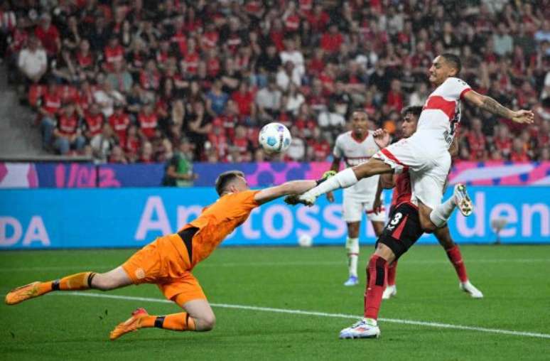 Jogadores de Leverkusen e Stuttgart em disputa de bola na Supercopa da Alemanha –