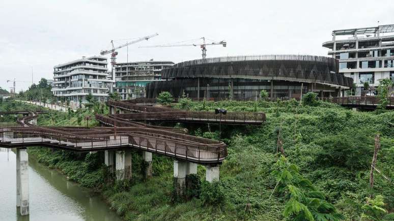 Localizada no meio de uma floresta, a cidade terá muitos espaços verdes e trilhas para caminhadas