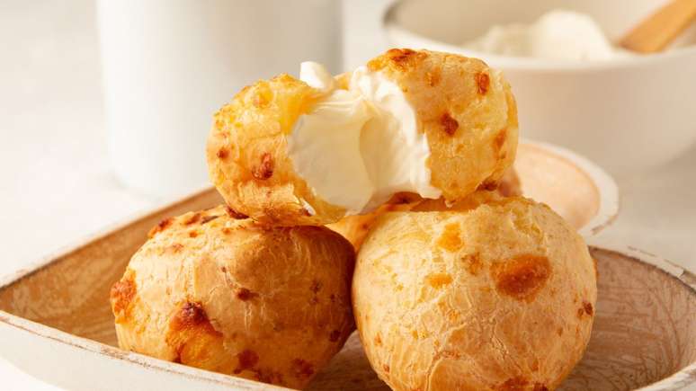 Pão de queijo com requeijão – Foto: ShutterStock