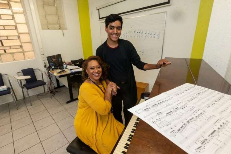 A soprano e professora de canto Edna D'Oliveira e o aluno Gustavo Corrêa durante aula de canto na Emesp, região central de São Paulo.