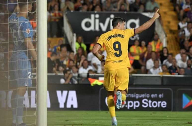 Robert Lewandowski comemora o primeiro gol marcado na vitória sobre o Valencia –