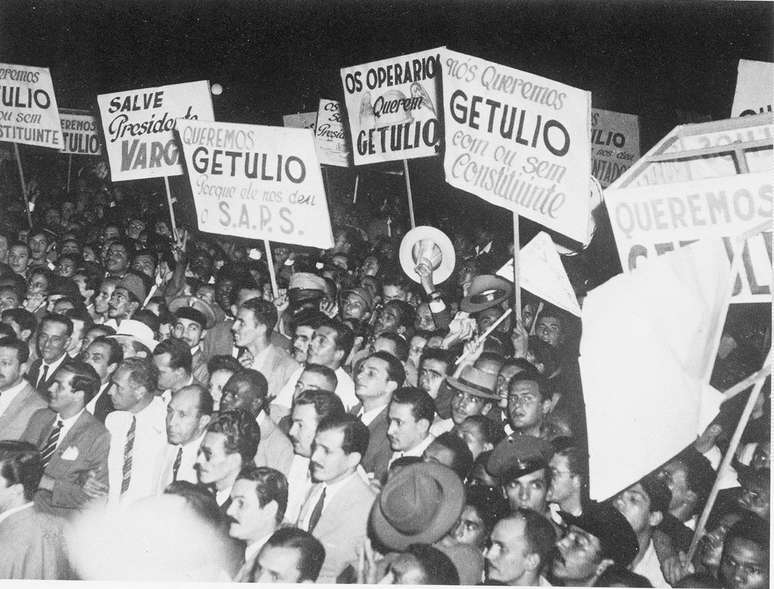 Depois de 15 anos, eleição para suceder Vargas tirou títulos eleitorais da gaveta. Eles precisavam de capinha plástica.