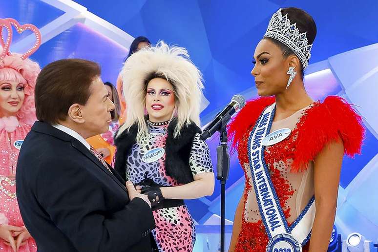 Silvio Santos com a drag queen Penelopy Jean e a modelo trans Ava Simões