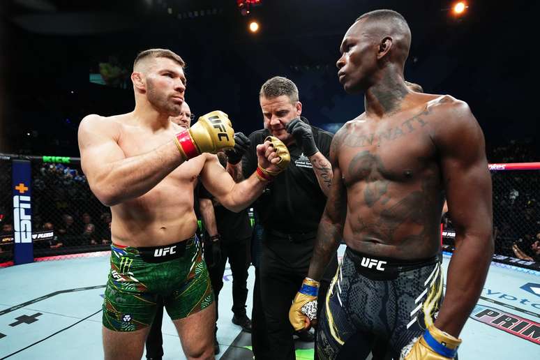 Dricus du Plessis finalizou Adesanya no quarto round 