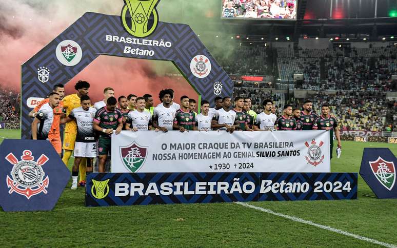 Fluminense e Corinthians homenageiam Silvio Santos com faixa antes de duelo