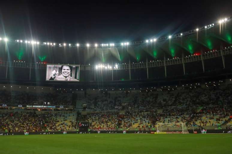 Partida entre Fluminense Corinthians teve homenagens a Silvio Santos.