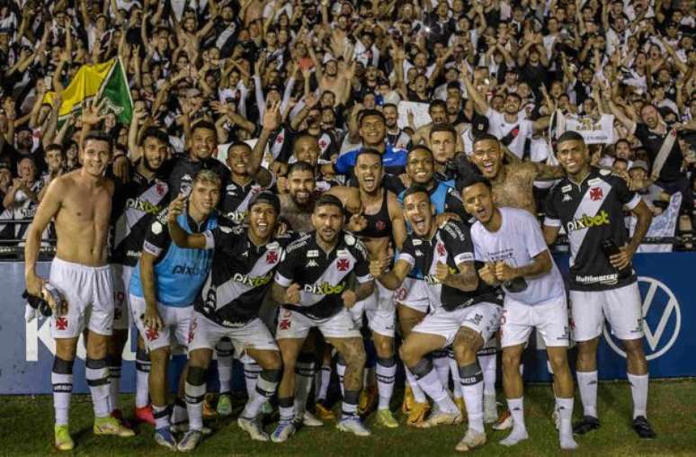 Raniel cobra pênalti para marcar o gol do Vasco contra o Criciuma no Heriberto Hülse –