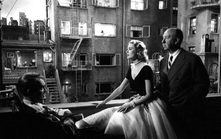 Os atores Grace Kelly e James Stewart com o diretor Alfred Hitchcock no set de filmagem de Janela Indiscreta