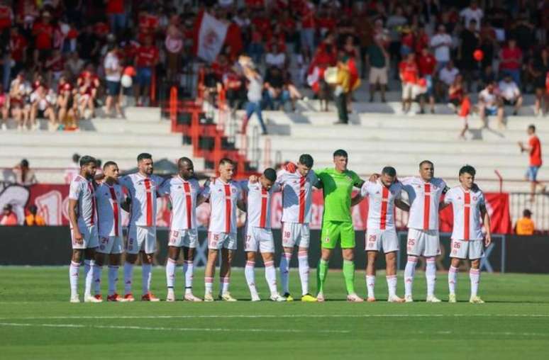 Internacional foi superado pelo Atlético-GO e se complicou no Campeonato Brasileiro –