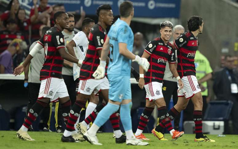 Luiz Araújo, jogador do Flamengo, comemora seu gol com jogadores do seu time durante partida contra o Grêmio no Maracanã pelo Campeonato Brasileiro A 2024.