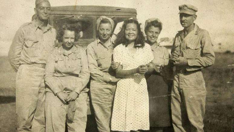 Josefina Guerrero (terceira da direita) salvou muitas vidas durante a Segunda Guerra Mundial, mesmo enfrentando os efeitos devastadores de sua doença