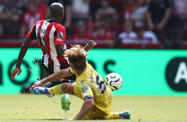  Andersen (de amarelo) tenta vitar que o atacante Wissa, do Brentford, leve perigo à defesa do Crystal Palace