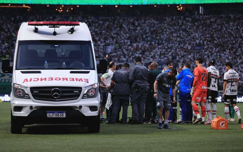 Momento em que a ambulância entrou em campo para atender o lateral-esquerdo Patryck, do São Paulo