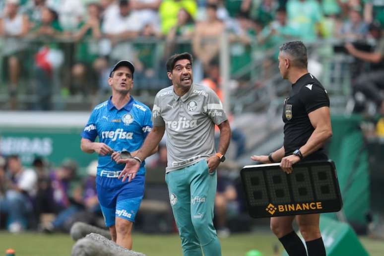 Abel Ferreira reclamou muito com arbitragem durante o jogo.