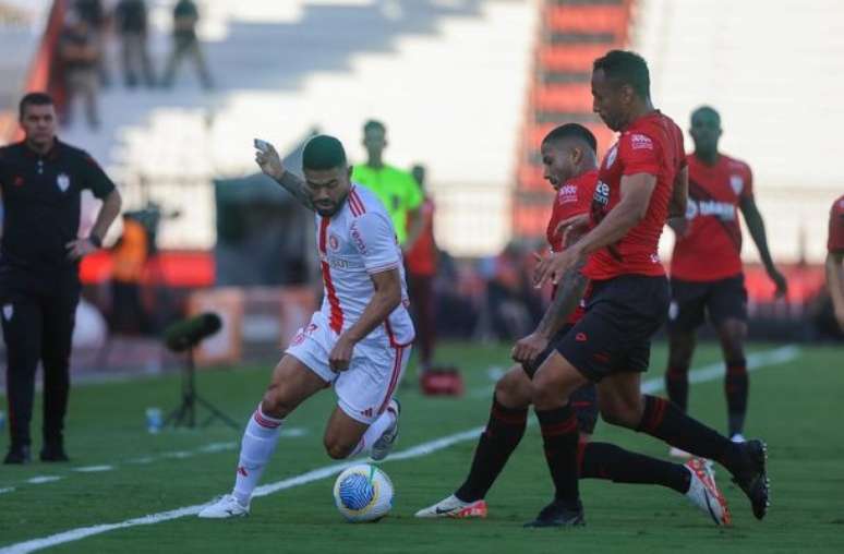 Bruno Tabata recebe marcação dupla do Atlético-GO. Apoiador do Inter luta muito. Mas vê seu time perder em Goiânia