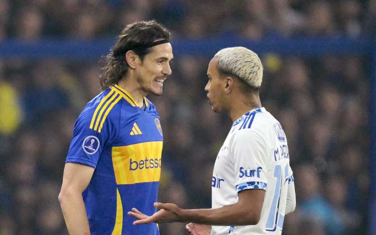 Cavani e Matheus Pereira em discussão durante Cruzeiro e Boca Juniors pela Copa Sul-Americana