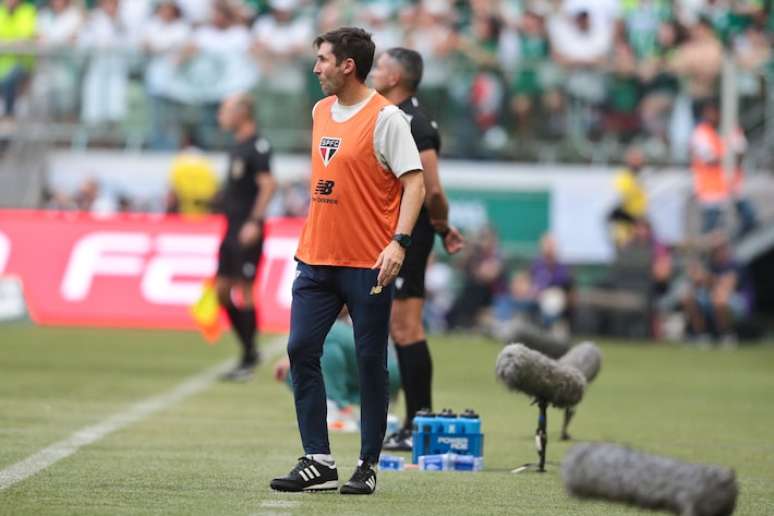 São Paulo foi derrotado pelo Palmeiras em clássico marcado por confusão.