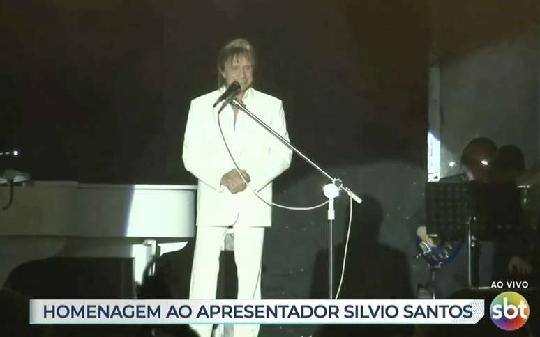 Roberto Carlos interrompe show para homenagear Silvio Santos 