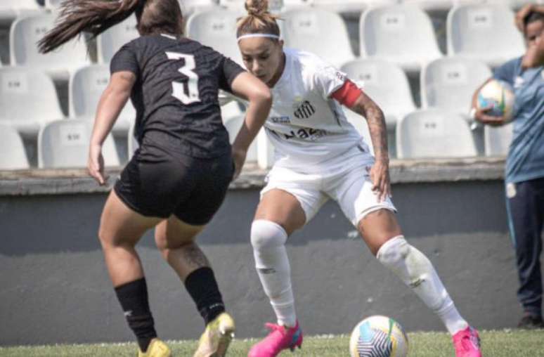 Thaisinha, do Santos (de branco) recebe a marcação da botafoguense Nalon