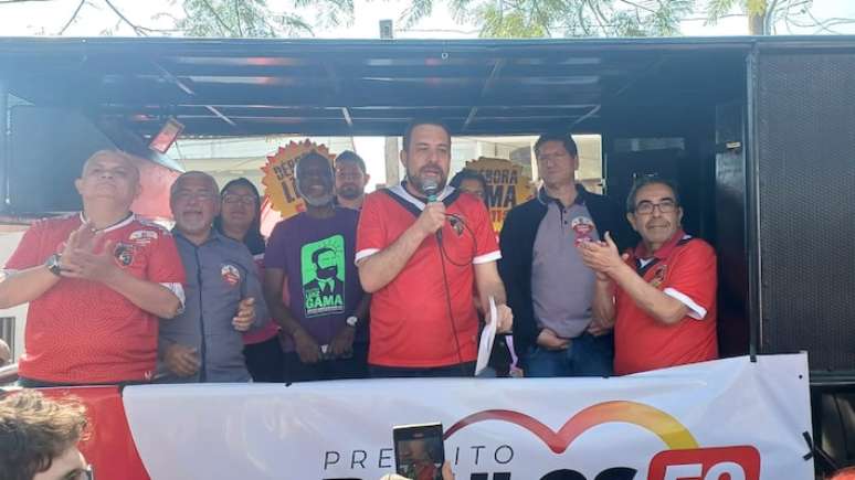 Guilherme Boulos discursa em ato de campanha no CDC Veneza, Vila Prudente. Acompanham o candidato do PSOL o deputado estadual Jorge do Carmo (PT-SP), o deputado federal Jilmar Tatto (PT-SP) e o vereador de São Paulo Senival Moura (PT)