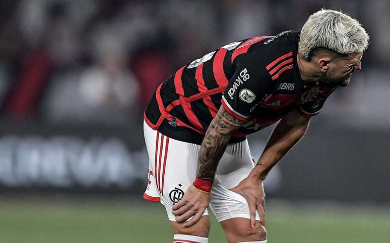 De Arrascaeta, jogador do Flamengo, durante partida contra o Botafogo, no Nilton Santos, pelo Campeonato Brasileiro A 2024.