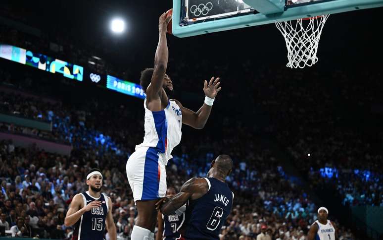 O momento em que Yabusele cravou sobre LeBron James na final das Olimpíadas