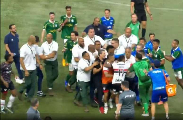 Confusão começa em campo, após o apito final e segue na entrada dos vestiários